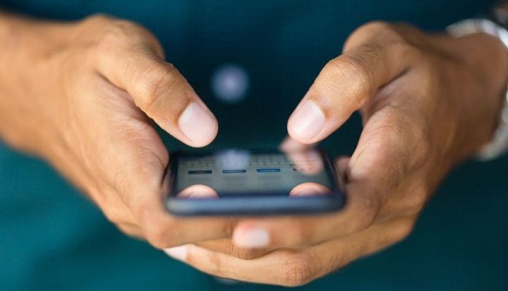 Usar el celular cinco horas al día aumenta el riesgo de obesidad