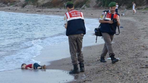 El drama de los refugiados: conmoción por la foto de un niño sirio muerto en la playa