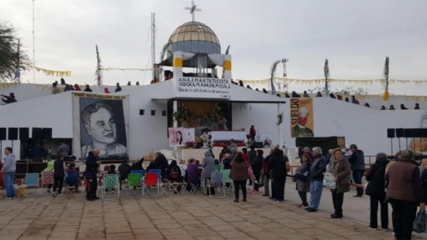 Miles de fieles reciben la bendición del Señor de los Milagros de Mailín