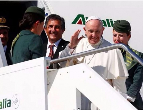 El avión del Papa se dirigía a Colombia pero cambió su ruta por el huracán Irma