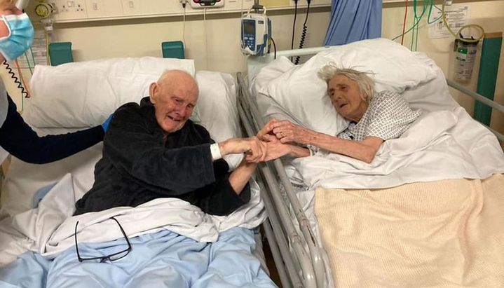 Se despidieron de la mano en un hospital, tras 70 años de casados y luego fallecieron