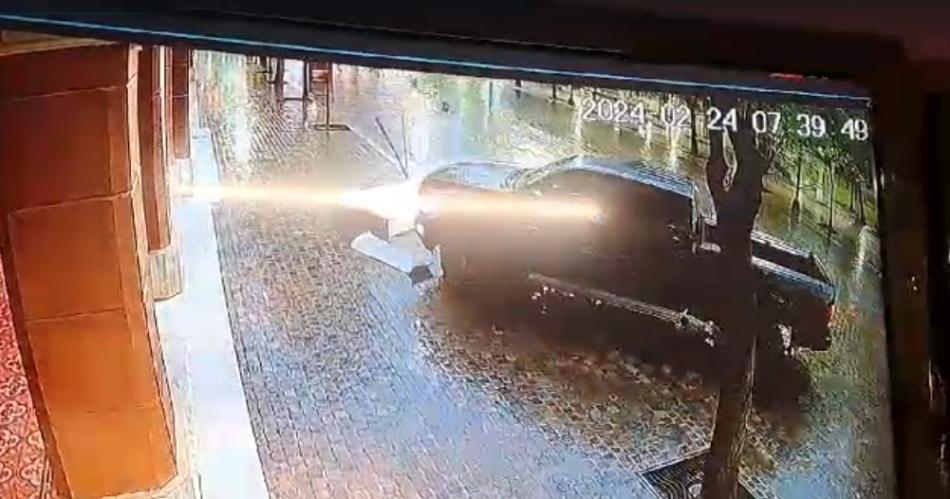 Buscan a una camioneta que se estrelló contra el cartel del CCB y huyó.