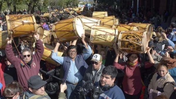 Miles de almas homenajearon a la "Madre de Ciudades" con el repicar de los bombos legüeros
