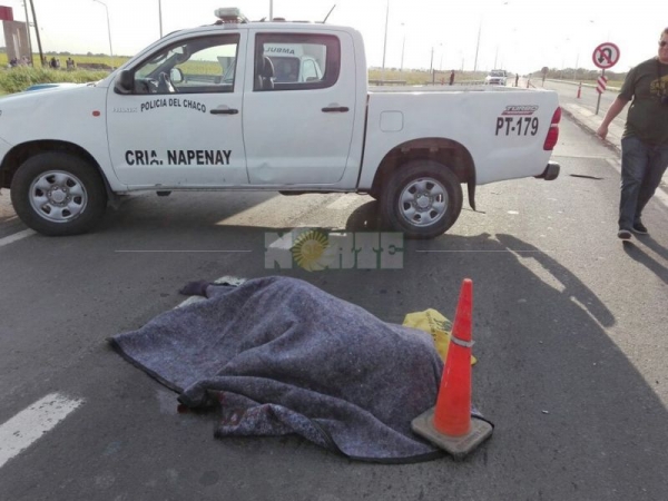 Tragedia cerca del acceso a Napenay: Murió un motociclista arrollado por un camión