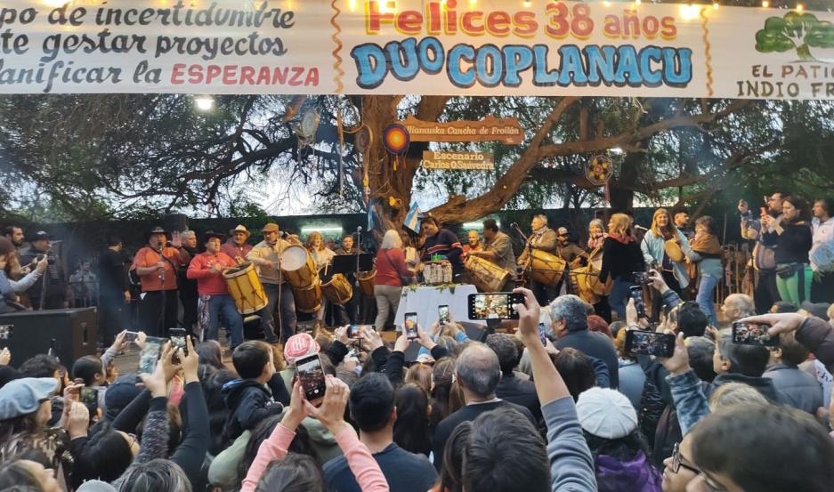 Los Copla festejaron sus 38 años con un multitudinario show en el Patio del Indio Froilán