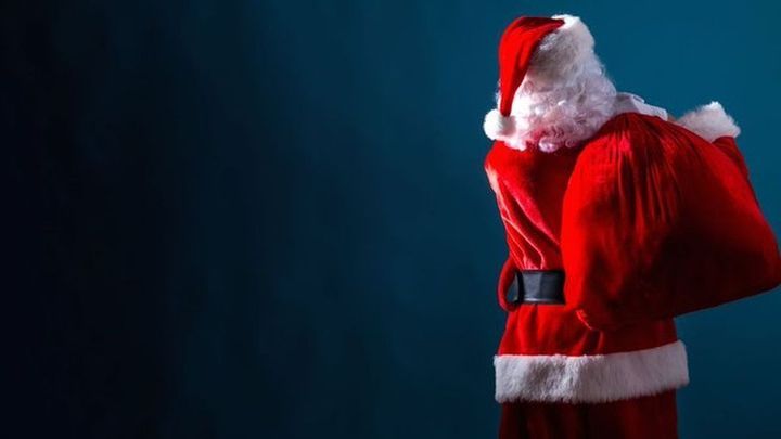 A lo Robin Hood: robó un banco y al grito de Feliz Navidad lanzó el dinero a los transeúntes