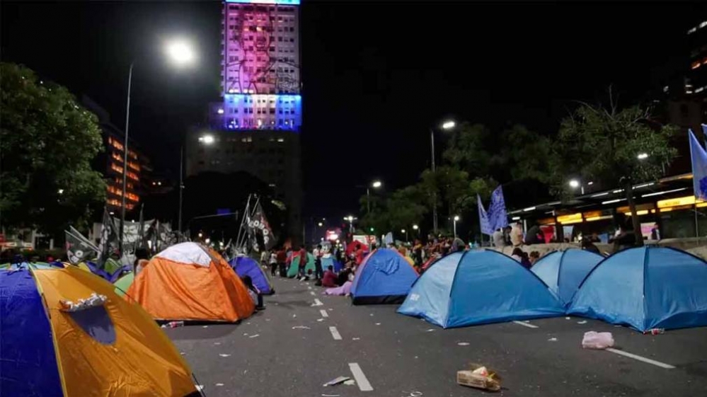 Piqueteros cortaron la 9 de Julio y amenazan con extender el acampe hasta este miércoles