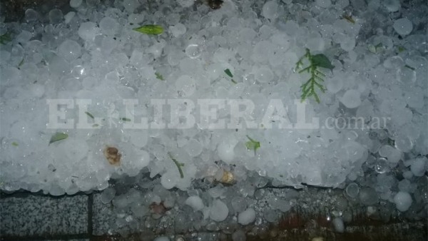 VIDEO | Impresionante tormenta con caída de granizo castigó a Loreto