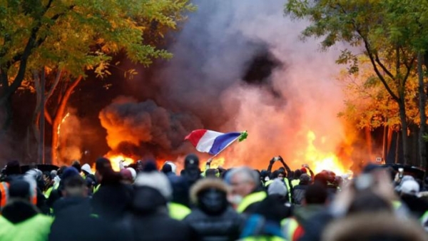 Francia suspenderá el aumento de combustibles tras las violentas protestas