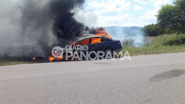 Un auto fue consumido por las llamas y su conductor se salvó de milagro