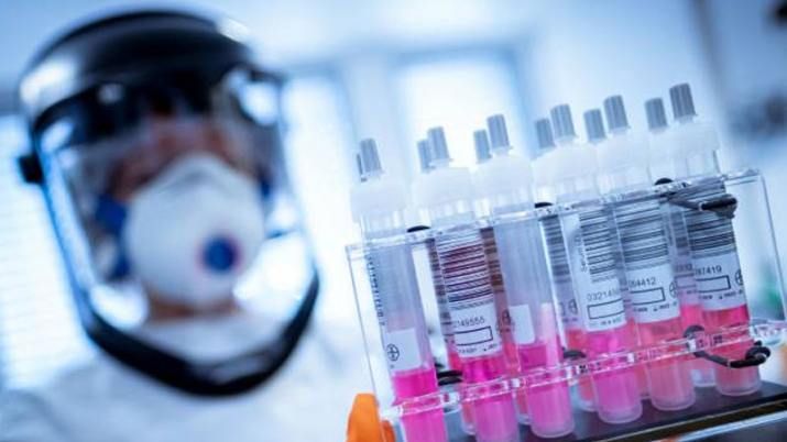 Una vacuna británica crearía "una doble defensa" contra el covid-19