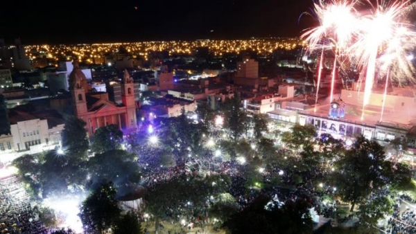 Una verdadera multitud celebró con felicidad los 465 años de la "Madre de Ciudades"