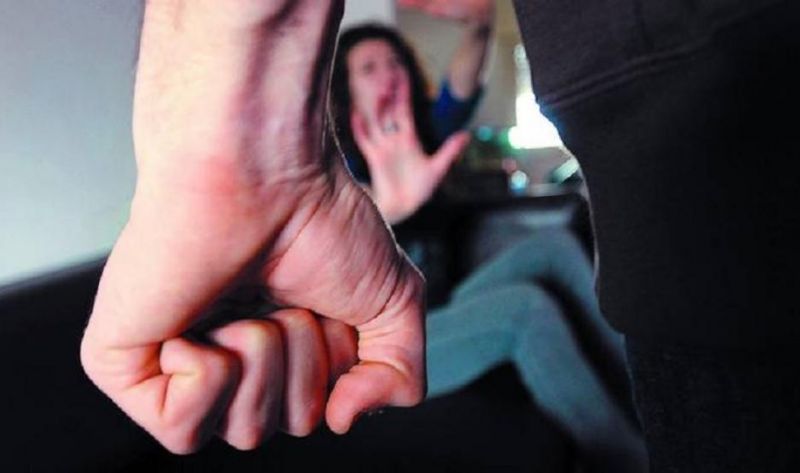 Insultó, golpeó y le arrojó aceite hirviendo a su pareja: lo detuvieron cuando quería matarse dentro del cementerio