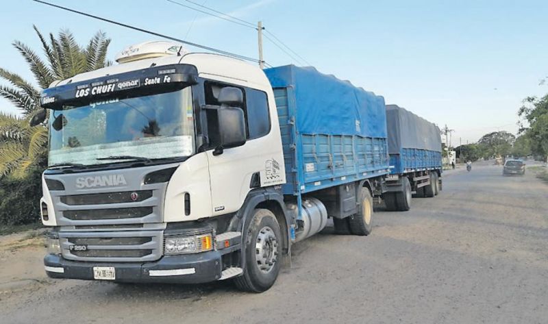 Reducen, maniatan y tienen cautivo a camionero para robarle 29.800 k de soja