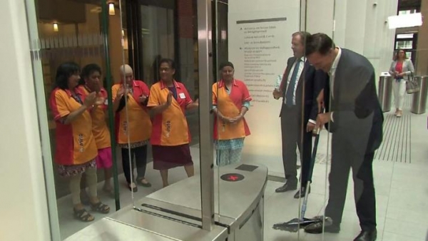 Primer ministro de Holanda sorprende limpando el piso en el Parlamento