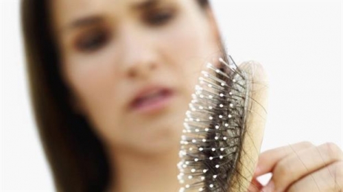 ¿Por qué se nos cae el pelo y cuándo puede ser signo de una enfermedad?