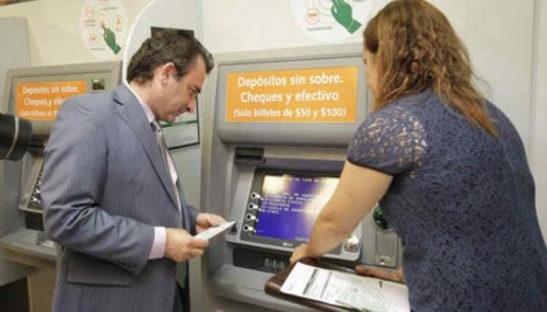 Sturzenegger dijo que pronto se podrán depositar cheques a través del celular