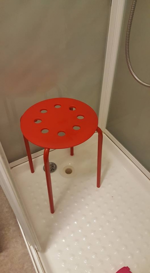 Se le quedó atrapado un testículo en una silla de Ikea, les escribió... ¡y la empresa le respondió!