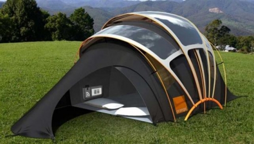 Diseñan una carpa que genera luz, calor y señal de internet