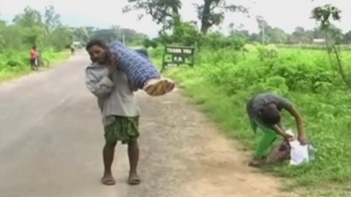 India: un hombre caminó 12 kilómetros con el cuerpo de su esposa a hombros