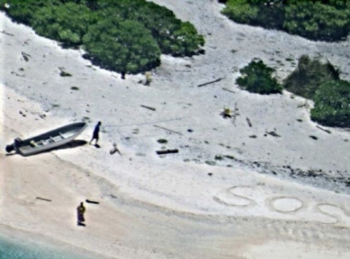 Rescataron a una pareja de una isla desierta gracias a la señal de SOS que escribió en la arena