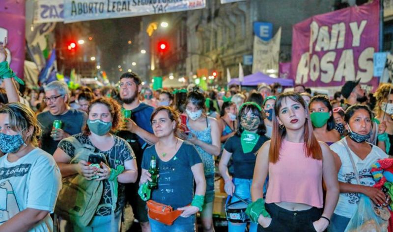 Eventos masivos y falta de cuidado individual multiplicaron los contagios