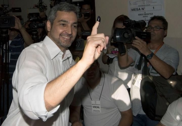 En una reñida elección, el oficialista Abdo Benítez ganó la presidencia en Paraguay