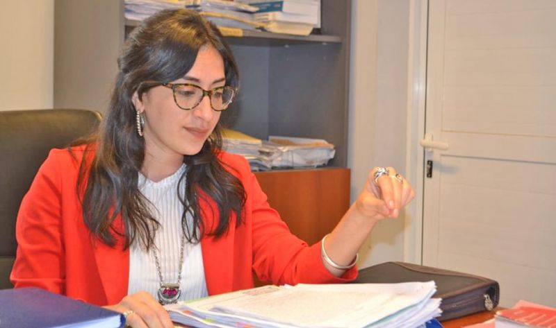 Golpeó a la mujer que lo descubrió cuando violaba a una menor