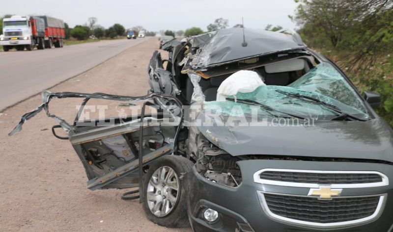 Familia cordobesa chocó contra un acoplado: una mujer murió y su esposo resultó herido