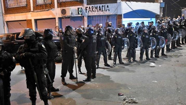 Tensión en La Salada: nuevo operativo policial en medio de una protesta