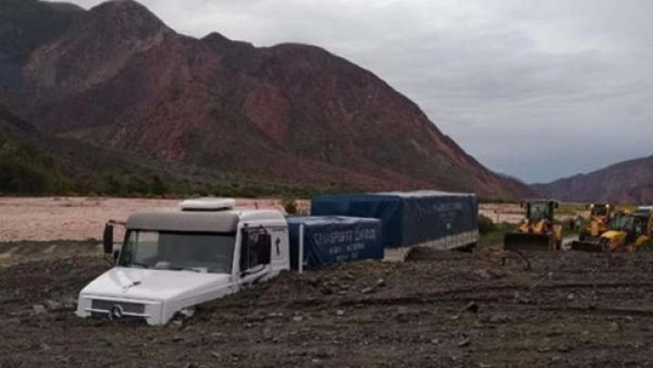 Un alud dejó sepultado un inmenso camión en Purmamarca