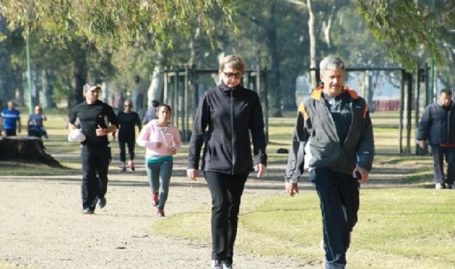 "En casa o al aire libre, es importante no suspender la actividad física por el frío"
