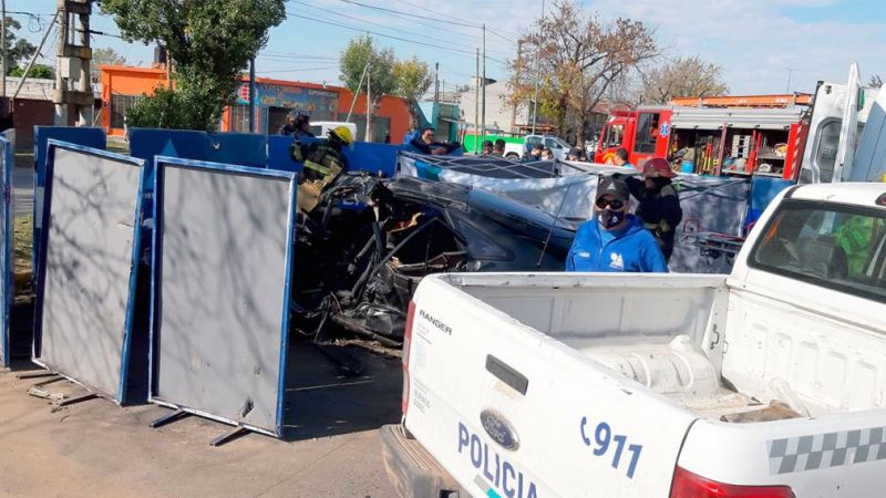 Tragedia: cuatro jóvenes murieron tras chocar con un auto contra un árbol