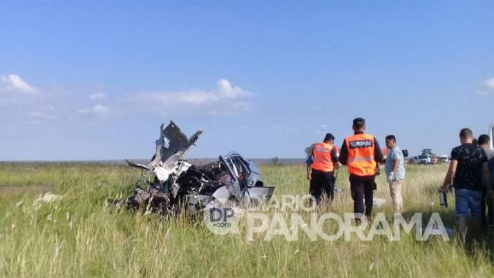 Dos muertos en un brutal choque frontal entre un camión y un auto