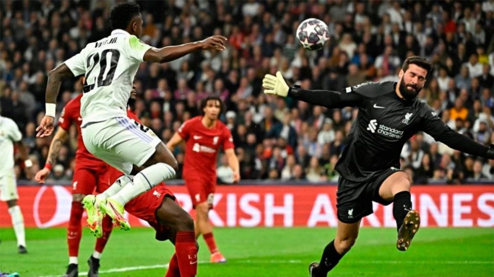 Real Madrid selló la clasificación con otra victoria ante Liverpool y está en cuartos