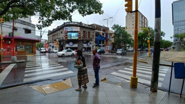 La lluvia no da tregua en otra jornada gris sobre Santiago