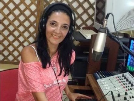El dueño de una radio agredió a una locutora mientras el programa salía al aire