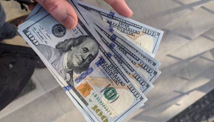 En el inicio de la semana, el dólar blue pegó un salto y llegó a 164 pesos