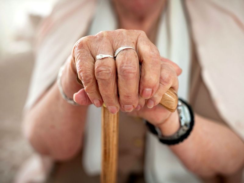 Una mujer de 65 años fue abusada sexualmente por tres sujetos en su casa