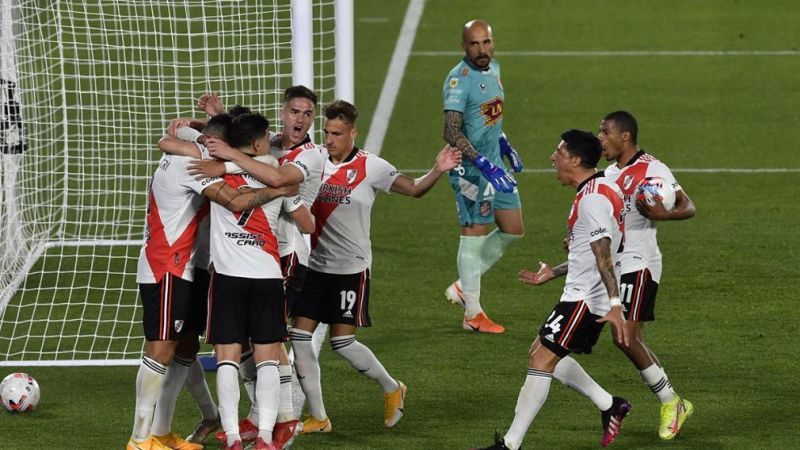 River consiguió una trabajosa victoria ante Arsenal y quedó a tiro de la punta