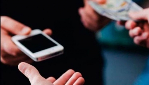 Multas de hasta $ 180 .000 por vender un celular usado