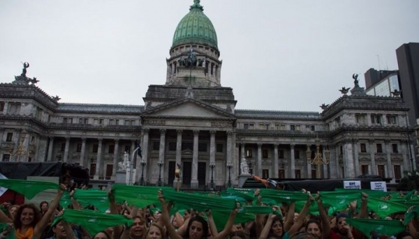 Macri y los legisladores que voten por el aborto podrían ser excomulgados, advirtió un cura
