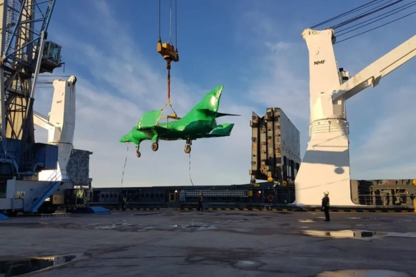 Desde Francia, llegaron los cinco aviones Súper Étendard para la Armada Argentina