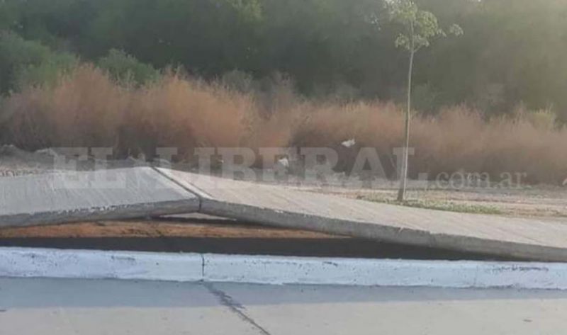 Por el intenso calor, se dilató el asfalto y se levantó una sección de hormigón en la Costanera