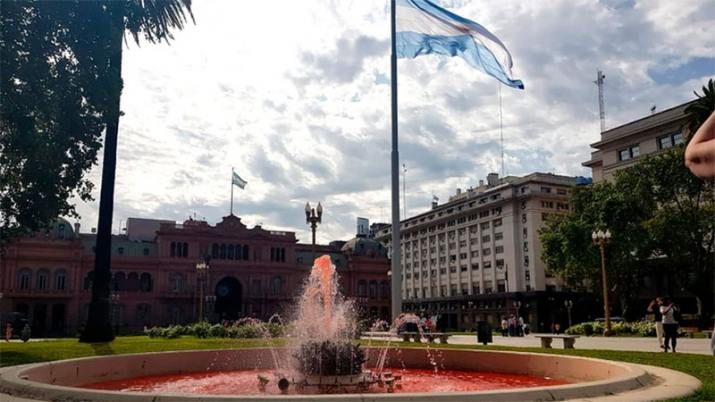Tiñeron de rojo el agua de las fuentes de Plaza de Mayo en homenaje a Nisman