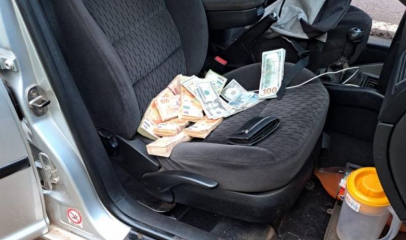 Gendarmería los paró y halló una importante cantidad de pesos y dólares sin documentar
