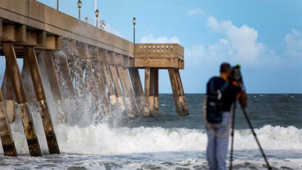 El huracán Florence cae a categoría dos a menos de 500 kilómetros de llegar a EEUU