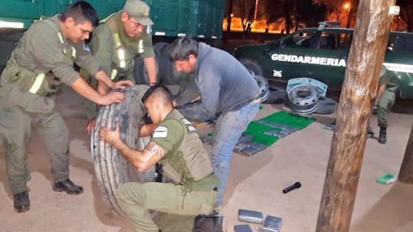 Monte Quemado: Secuestraron casi 250 kilos de cocaína camuflada en 4 ruedas duales de un camión salteño