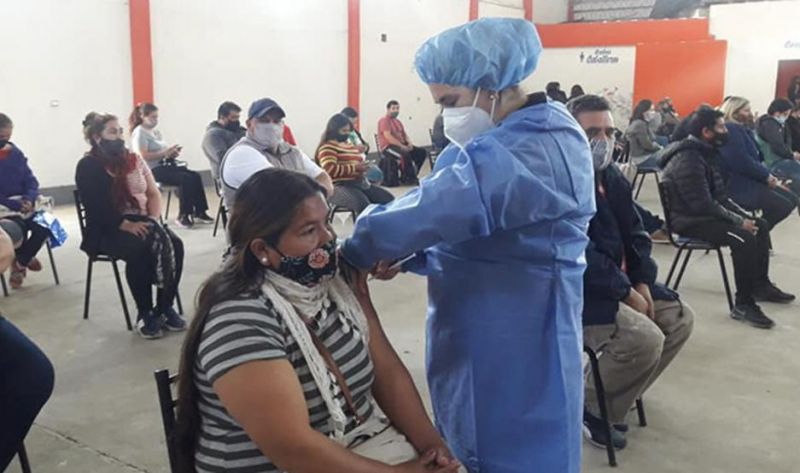 Covid: 95% de la población objetivo de Santiago recibió una dosis y 70% las dos
