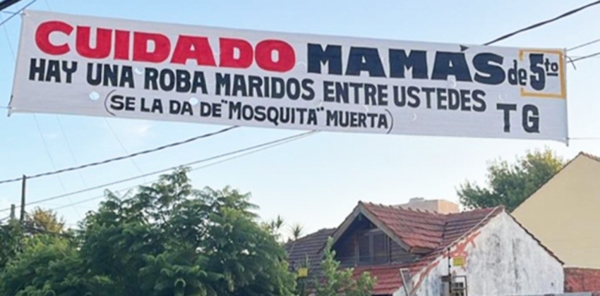 "Cuidado mamás, hay una roba maridos": el insólito pasacalle que apareció afuera de un colegio bonaerense